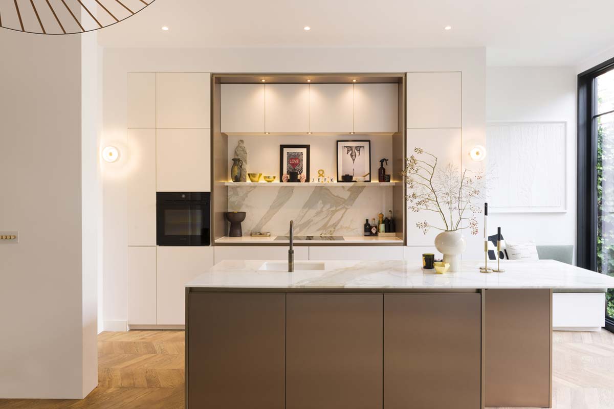 Bolleboom Keuken | champagnekleurige metaal en calacatta gold marmerelementen